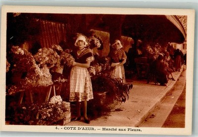 38172464 - Blumenmarkt an der Cote dAzur Trachten Frankreich