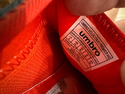 Nouveau coloris pour les Umbro Velocita 3 : soyez au centre des attentions