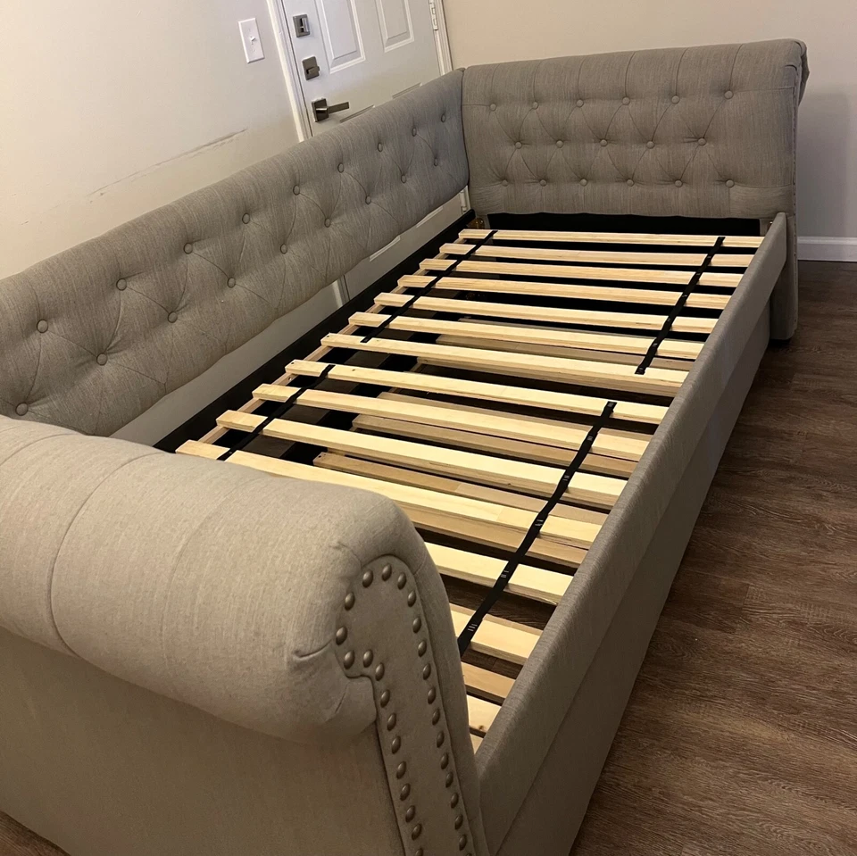 Cama de día gris con nido (colchón tamaño doble ligeramente usado incluido) Foto 4 de 4