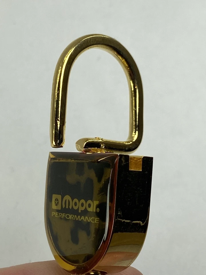 Llavero valet desmontable de metal tono dorado camuflaje piezas rendimiento Mopar Foto 3 de 4