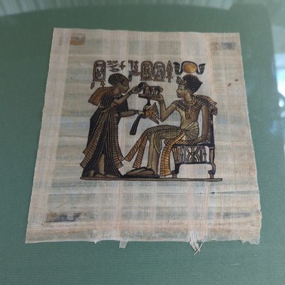 Königin Ankhesenamun übergibt Wein an König Tutanchamun. Vintage Gemälde auf Papyrus