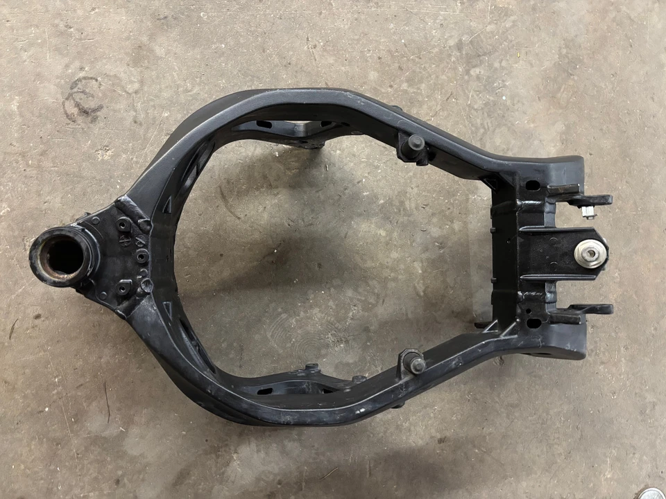 Suzuki GSXR 1000 2013 09-16 cuadro principal chasis recto SLVG y Bos GSXR1000 Foto 2 de 4