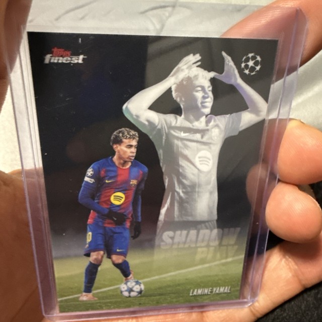 Topps Finest UCL Shadow Play Lamine Yamal FC Barcelona SH-4
