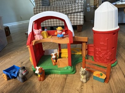 2005 Fisher Price Barn Little People Animal Farm Set w/ accessories works 