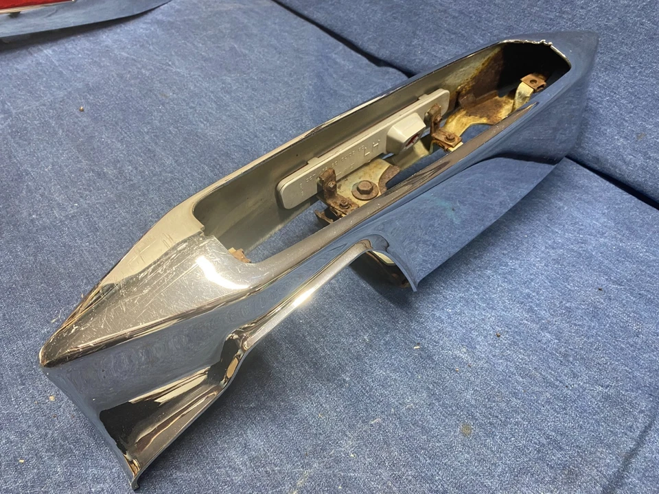 1980 81 82 83 1984 85 1986 87 1988 1998 Cadillac Brougham extremidade do para-choque traseiro esquerdo - Imagem 2 de 4