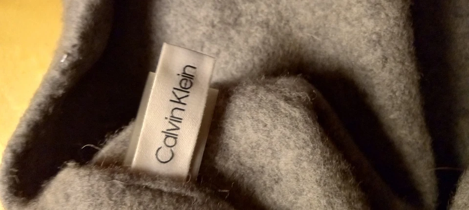 Boina ou chapéu tam metal cravejado prata cinza Calvin Klein etiqueta assinada tamanho único  - Imagem 4 de 4