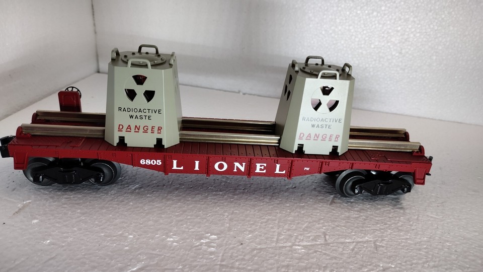 O Scale Lionel 629829 Radioactive Wase Car 6805 with blinking lights