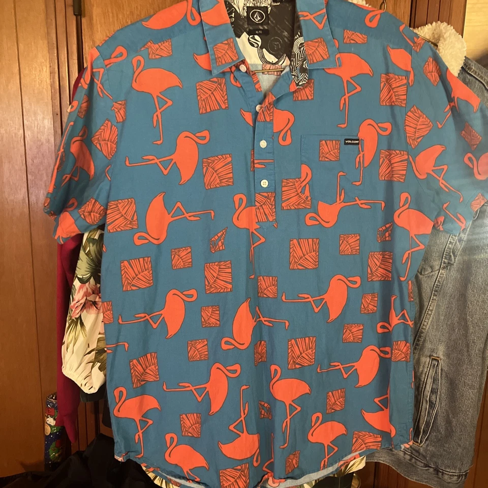 Volcom Hawaiian Shirt Blue W/ Red Flamingos Classic Fit Button-Up Lightweight - Image 2 of 4