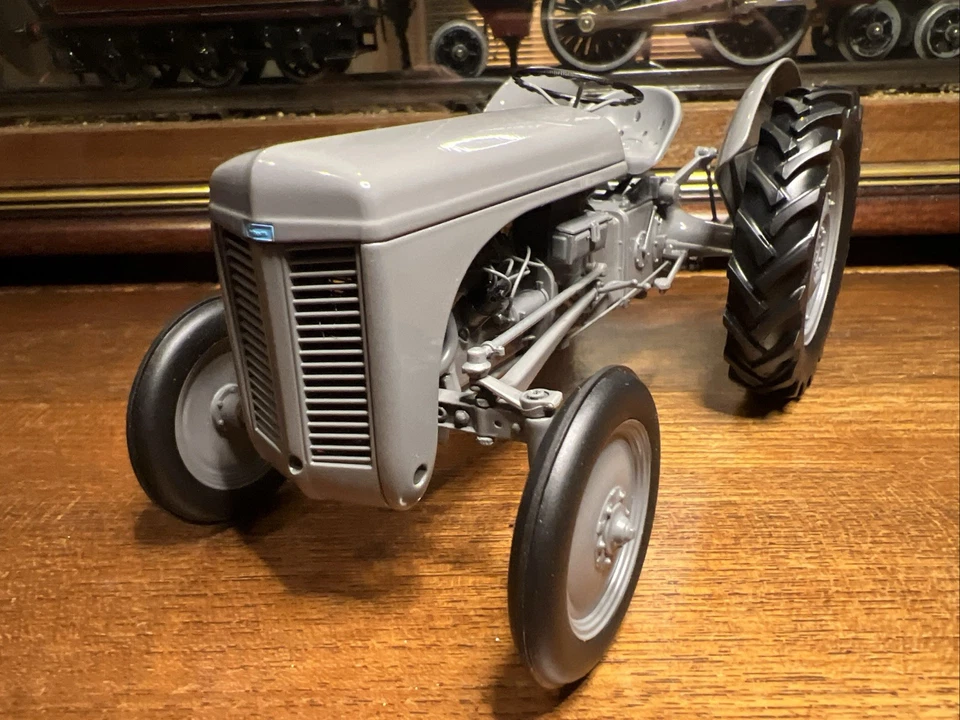 UNIVERSAL HOBBIES MUH 2591 1:16 SCALE FERGUSON TEA 20  - Mint In Box - Image 3 of 4