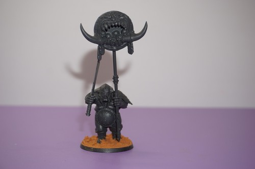 Warhammer Fantasy Ogre Kingdoms Ogor Mawtribes Ogor Ironguts Standard Bearer - Picture 3 of 4