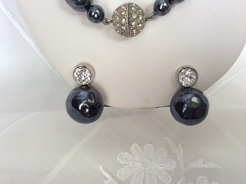 VINTAGE ‘BUTLER & WILSON’ FAUX PEARL BEADED NECKLACE & CLIP ON EARRINGS SET - Picture 4 of 11