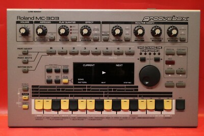 USED Roland MC-303 Groove Box Drum Machine Synth MC 303 U1325