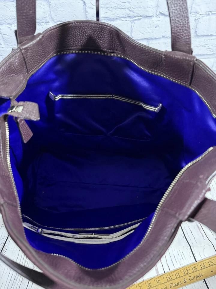 Bolso de hombro Henri Bendel grande de cuero borgoña para mujer Foto 4 de 4