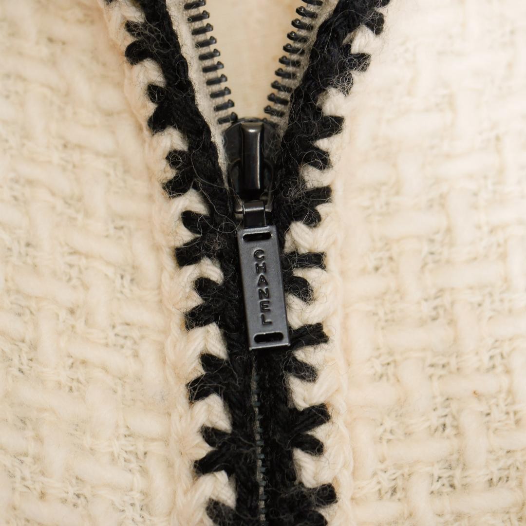 Vintage CHANEL 00A COCO pattern lining wool coat … - image 8