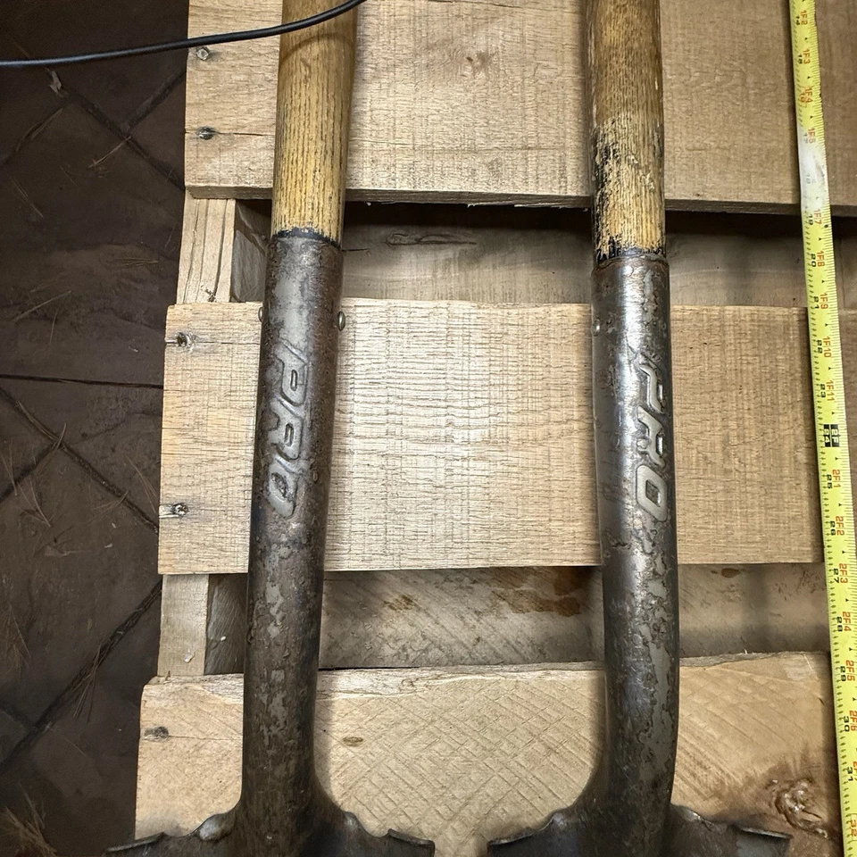 Pair of Truper PRO Trenching Shovels Heavy Duty 4” Narrow Blade Wood D Handle - Image 3 of 4