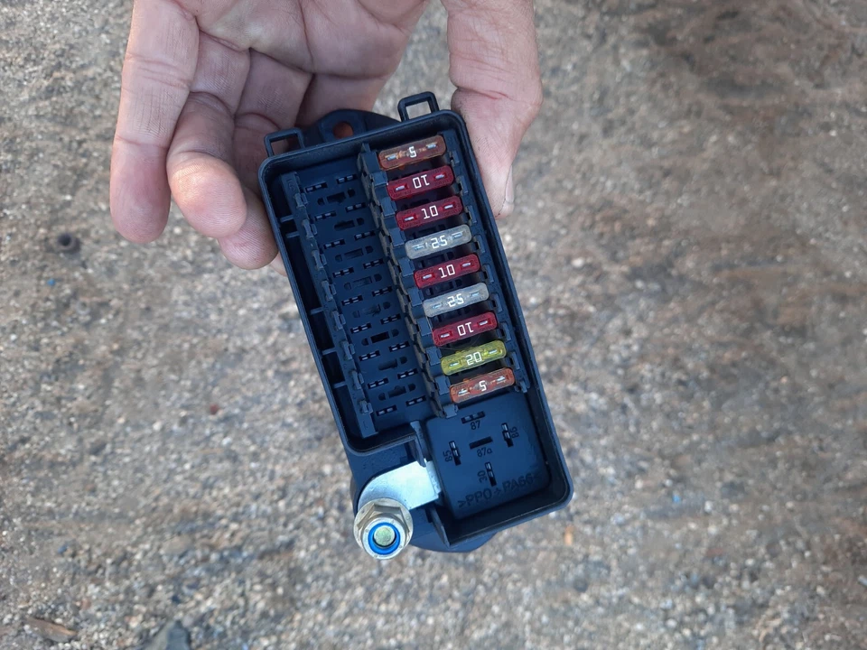 Jaguar XJ8 1998-2003 VDP 18 vías. Caja de relé de fusibles LNC 2800 BC enchufes también Foto 2 de 4