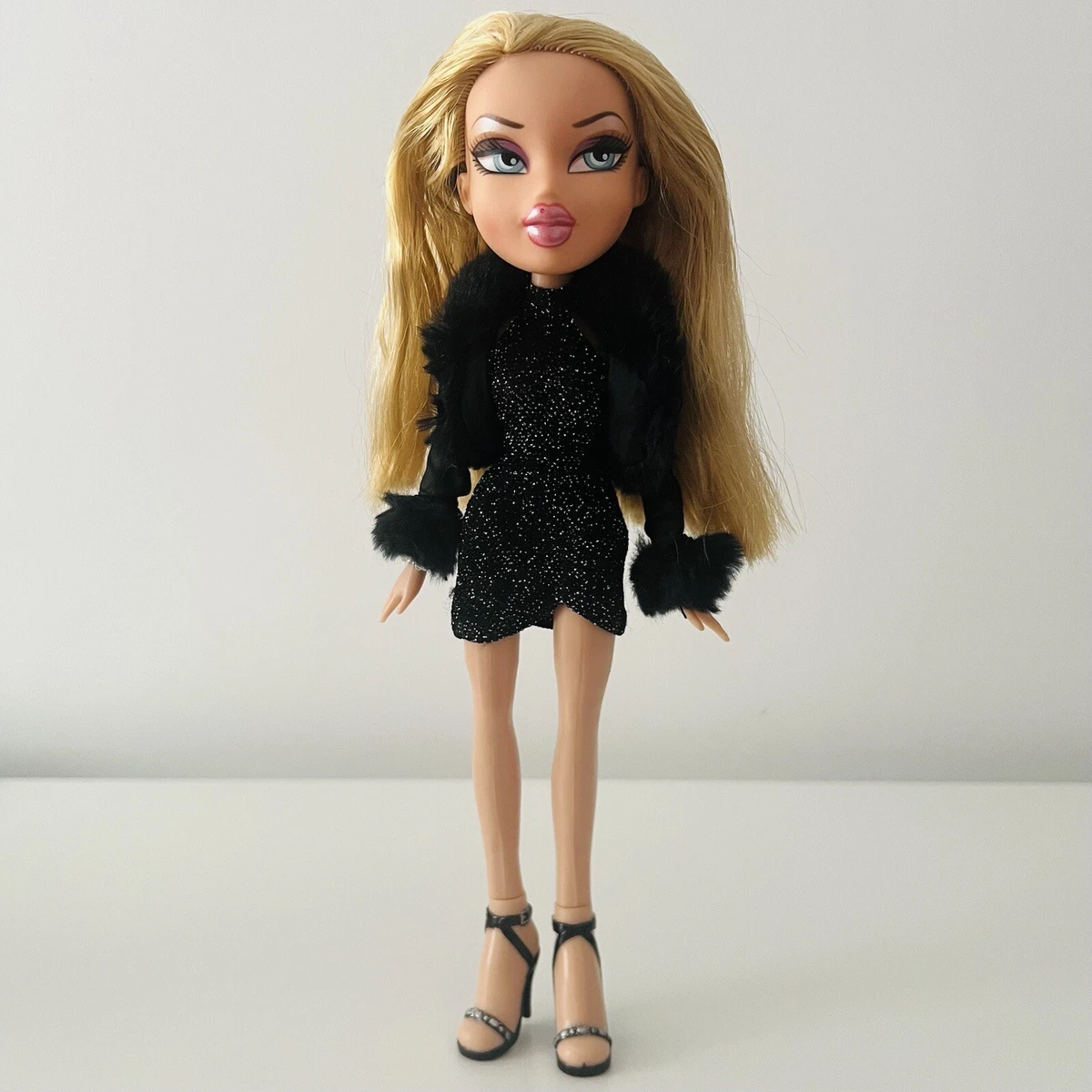 Bratz Fashion Show Cloe Doll With Clothes & Accessories. Black Dress,  Heels. ❤️