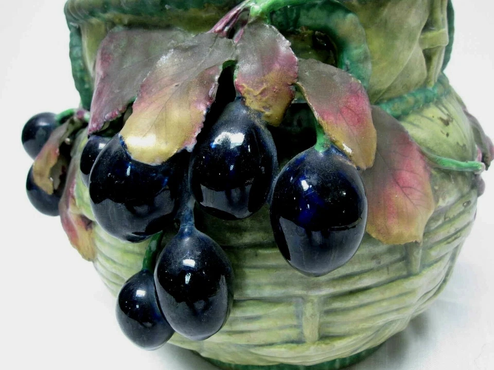 MACETA CORONA ÁNFORA TEPLITZ AUSTRIA con BAYAS CIRUELAS AZULES 8" ~ ANTIGUA Foto 2 de 4