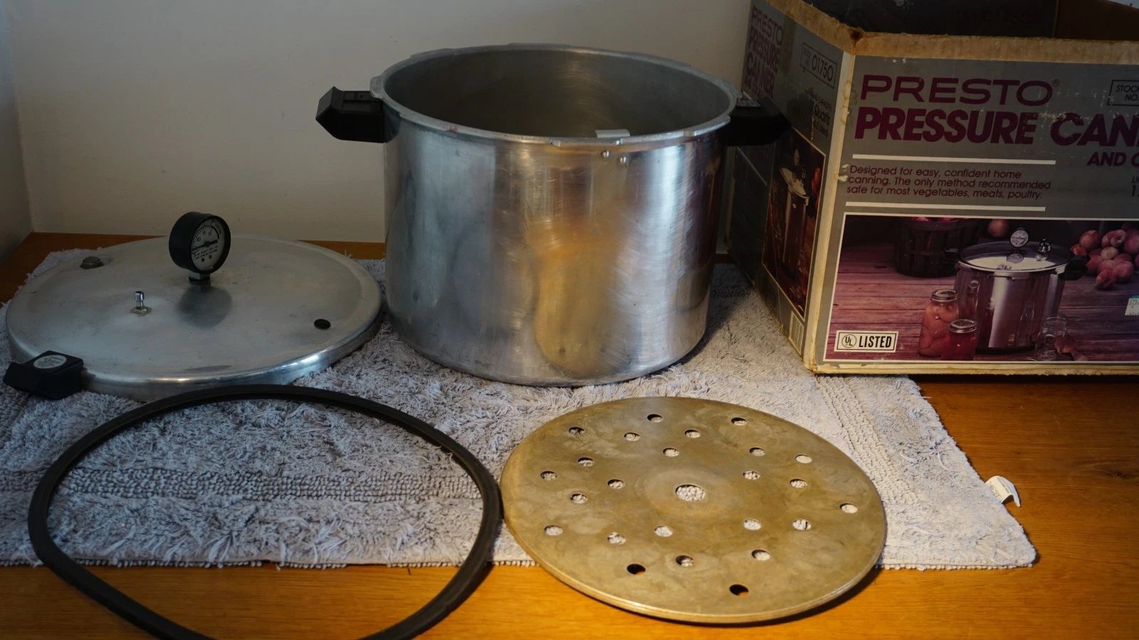 Presto 17 Quart Deluxe Pressure Canner Cooker Model 01750 Complete w/ Box