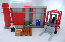 POSTMAN PAT - BEN TAYLOR FIGURE WITH GREENDALE SORTING OFFICE & FORK LIFT TRUCK