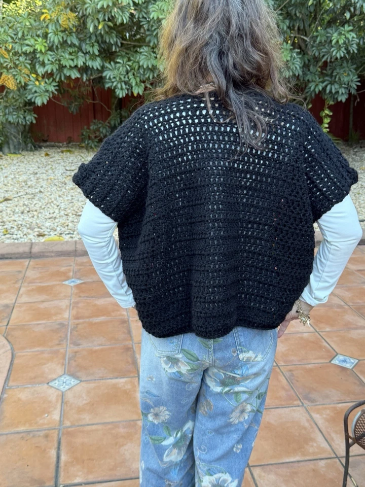 Cárdigan de ganchillo negro chaleco de gran tamaño hecho a mano con cuadrados de abuela Foto 2 de 4