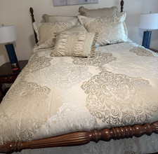 J Queen comforter  ヘ La Scala features a gr...
