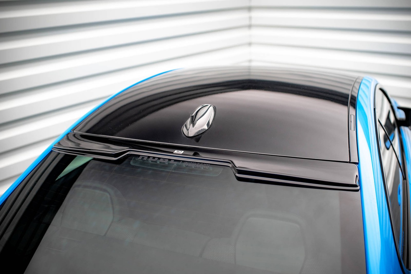 Prolongement lunette Maxton BMW M2 F87 noir brillant pour personnaliser le hayon
