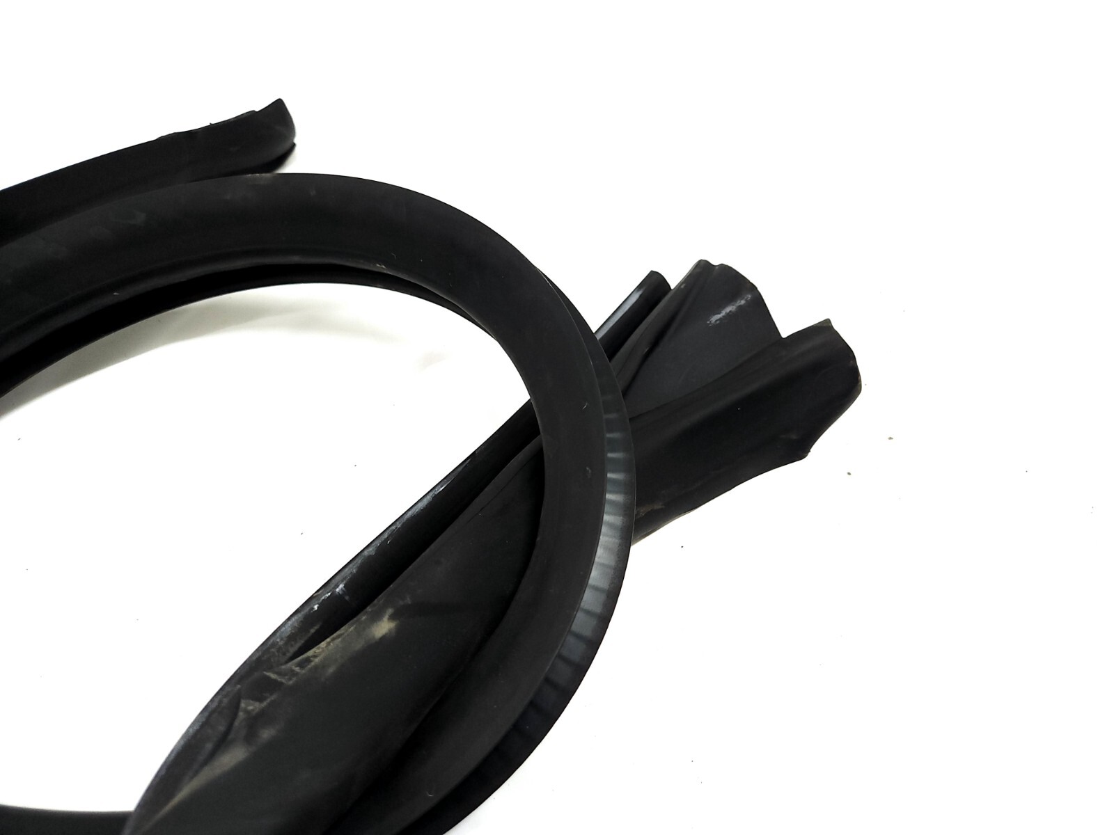 ⭐ 08-17 Maserati Gran Turismo Front Right Door Rubber Seal Weatherstrip Oem