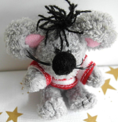 Plüschtier kleine Mini Maus mit Shirt sitzend neu