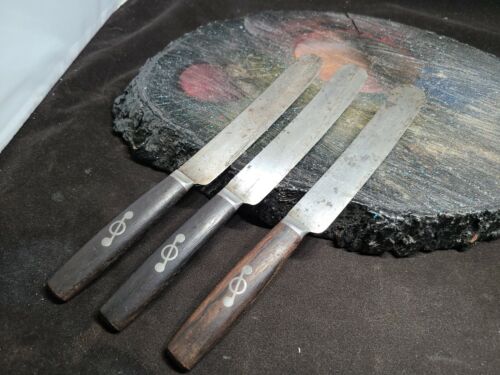 3 Vtg Butler's Carbon Steel Steak Dinner Knives Wood Handle Fancy Pewter Inlay - Foto 1 di 7