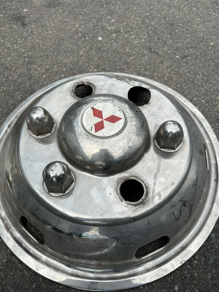 TAPASCUBOS MITSUBISHI FUSO 6 TACOS ACERO INOXIDABLE OEM, CUBIERTAS DE RUEDA, USADOS, NO PERFECTOS Foto 2 de 4
