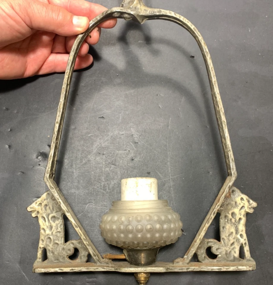 Antiguo marco de lámpara colgante victoriano de hierro fundido con marco de luz doble lobos Foto 2 de 4