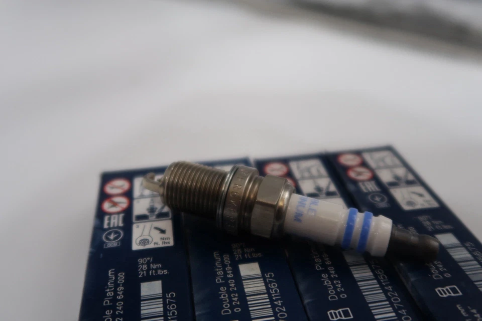 4 x BOSCH SPARK PLUGS DOUBLE PLATINUM FR6KPP33X+  - Image 3 of 4