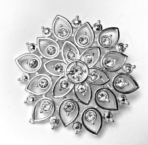 Chanel Broche fleur de camélia en argent, cristal et émail rose CC sur F