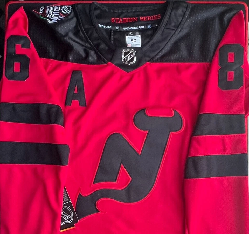 Camiseta roja New Jersey Devils #86 Jack Hughes 2024 Hockey Stadium Series 2XL Foto 4 de 4
