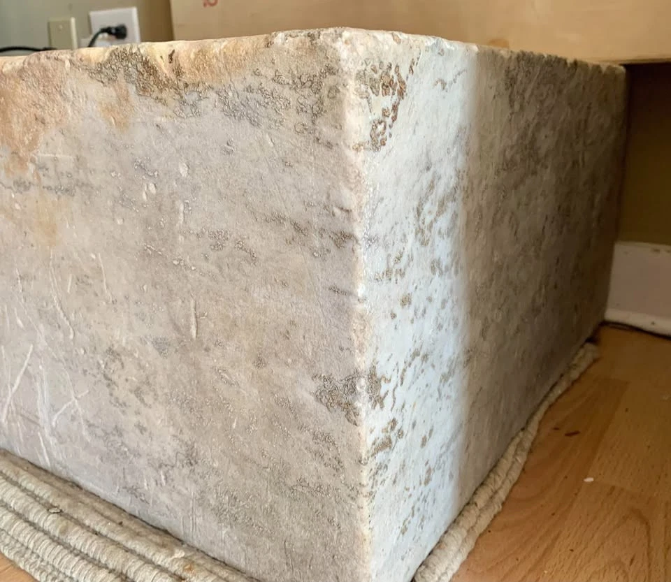 Antigua cuenca de piedra tallada de finales del siglo XVIII-XIX. excavada de mediados del siglo XIX Foto 2 de 4