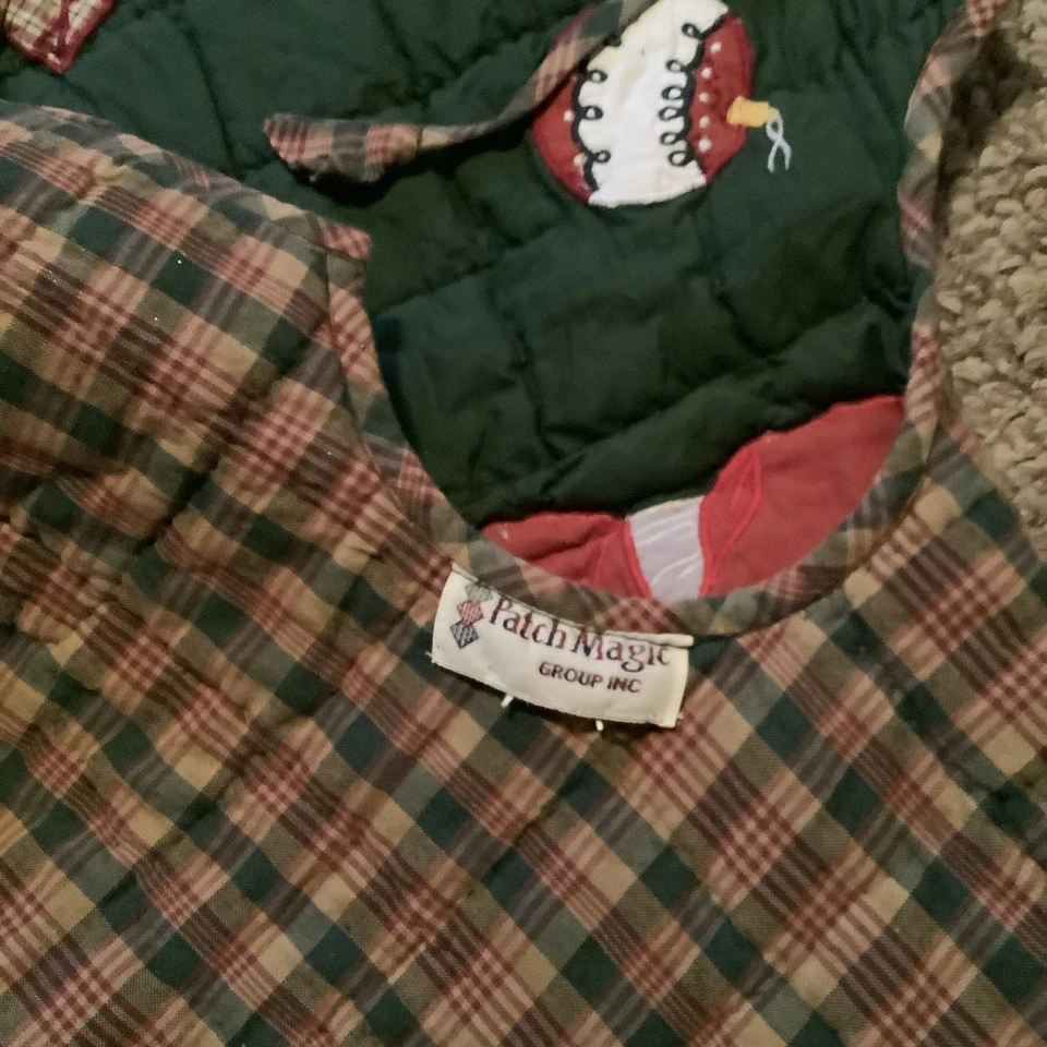 Falda de árbol Country Mountain Santa acolchada con retazos 51”. Patch Magic Group Foto 4 de 4