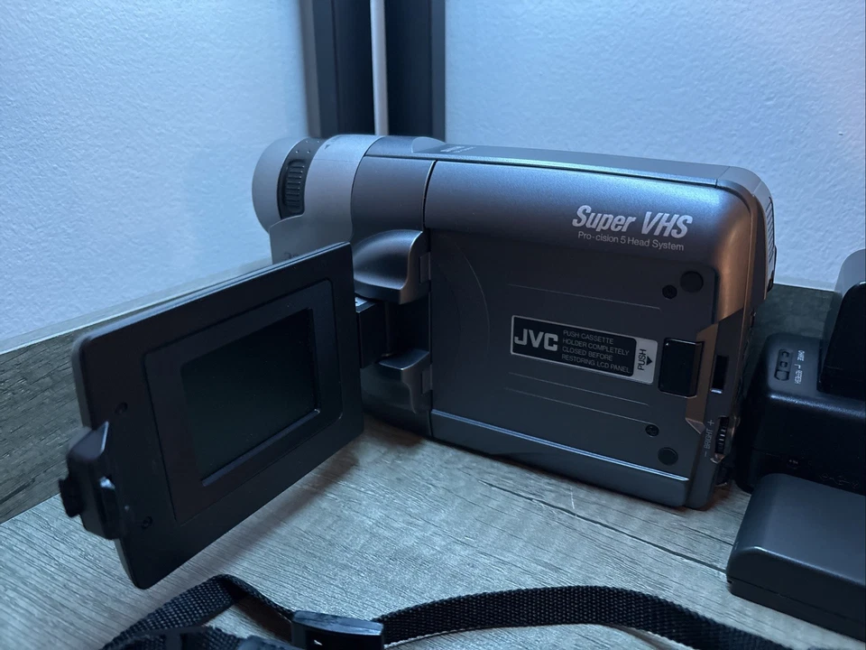 JVC GR-SXM515U Super VHS Camcorder With 2 Batteries 1 Tape And Charger - Image 4 of 4