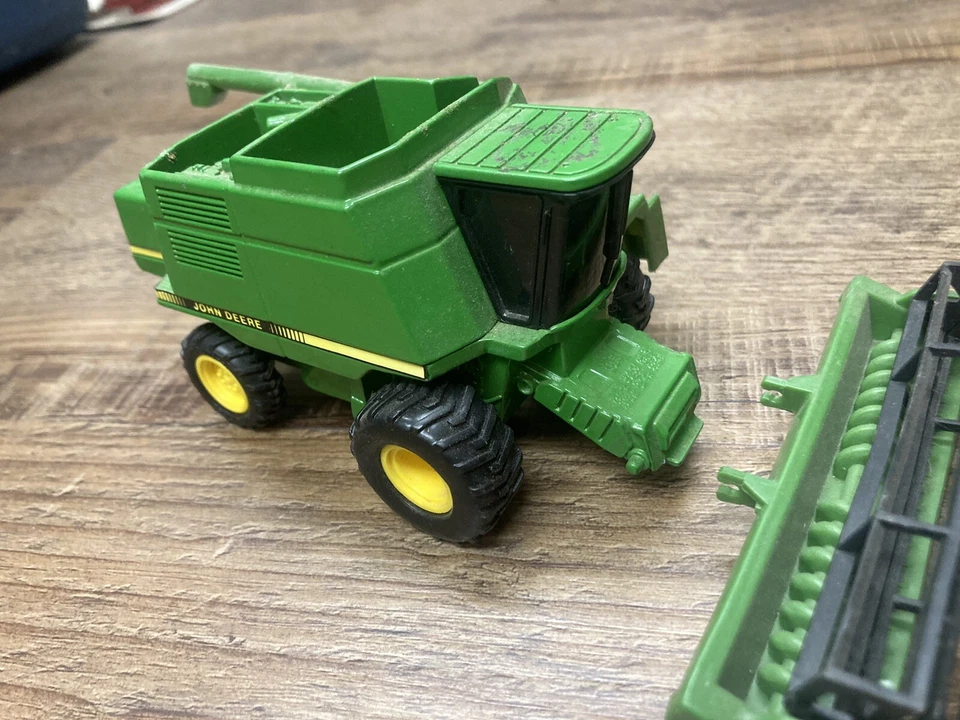 Ertl Farm Machines JOHN DEERE COMBINE Replica 1/64 Diecast 90s Great Shape - Image 4 of 4