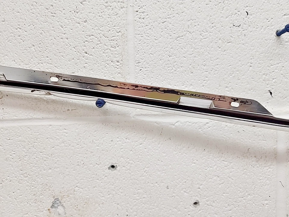 Borde labio capó D0DZ-16856A 1970-77 Ford Maverick/Mercury Comet usado OEM (Bin18C) Foto 3 de 4