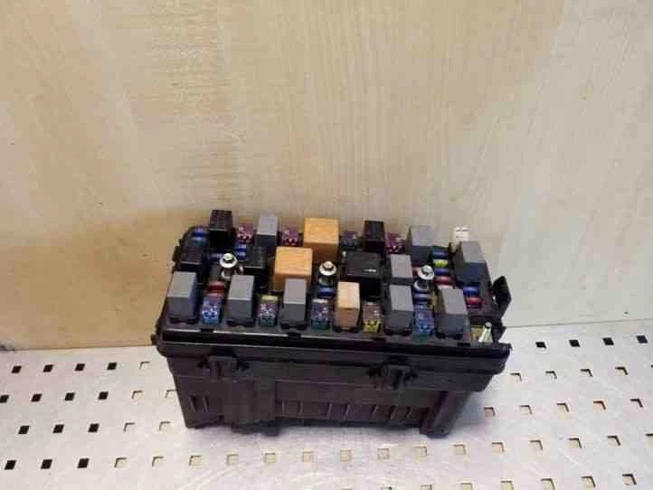 Scatola fusibili Chevrolet Captiva C100, C140 2.0 Diesel 110kw 2008 26188961 - Immagine 3 di 3