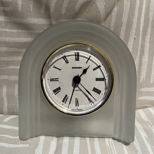 Staiger Quartz Tischuhr. Korpus in mattiertem Glas. In zeitlosem Design. - Bild 2 von 4