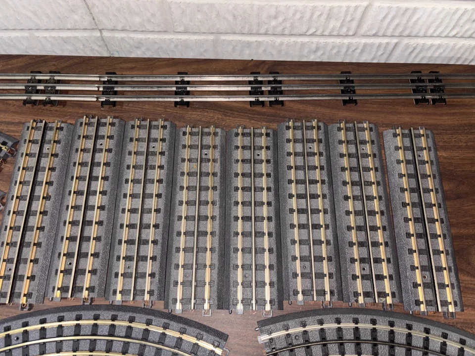 Lot of 30 MTH Solid Rail RealTrax 22 sections 031 curves & 8 sections 10" - Image 2 of 4
