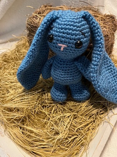 Häkeltier Häkelarbeit Amigurumi Hase blau gehäkelt