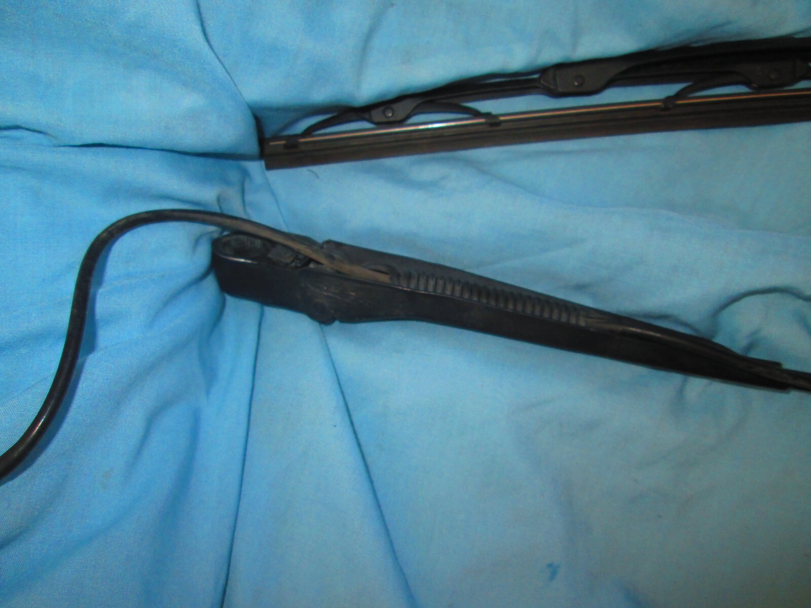 19941996 CORVETTE C4 LEFT AND RIGHT WINSHIELD WIPERS ARMS eBay