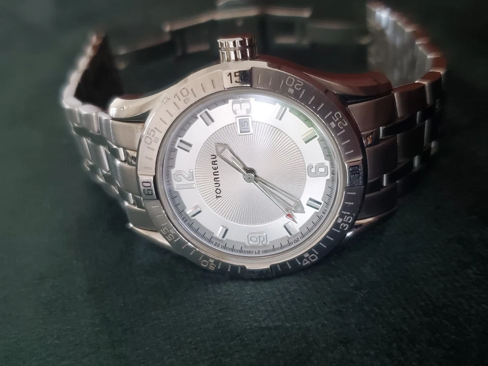 Reloj Tourneau Tono Plateado Banda y Dial Fecha Deportivo Unisex Corona Atornillada Foto 2 de 4