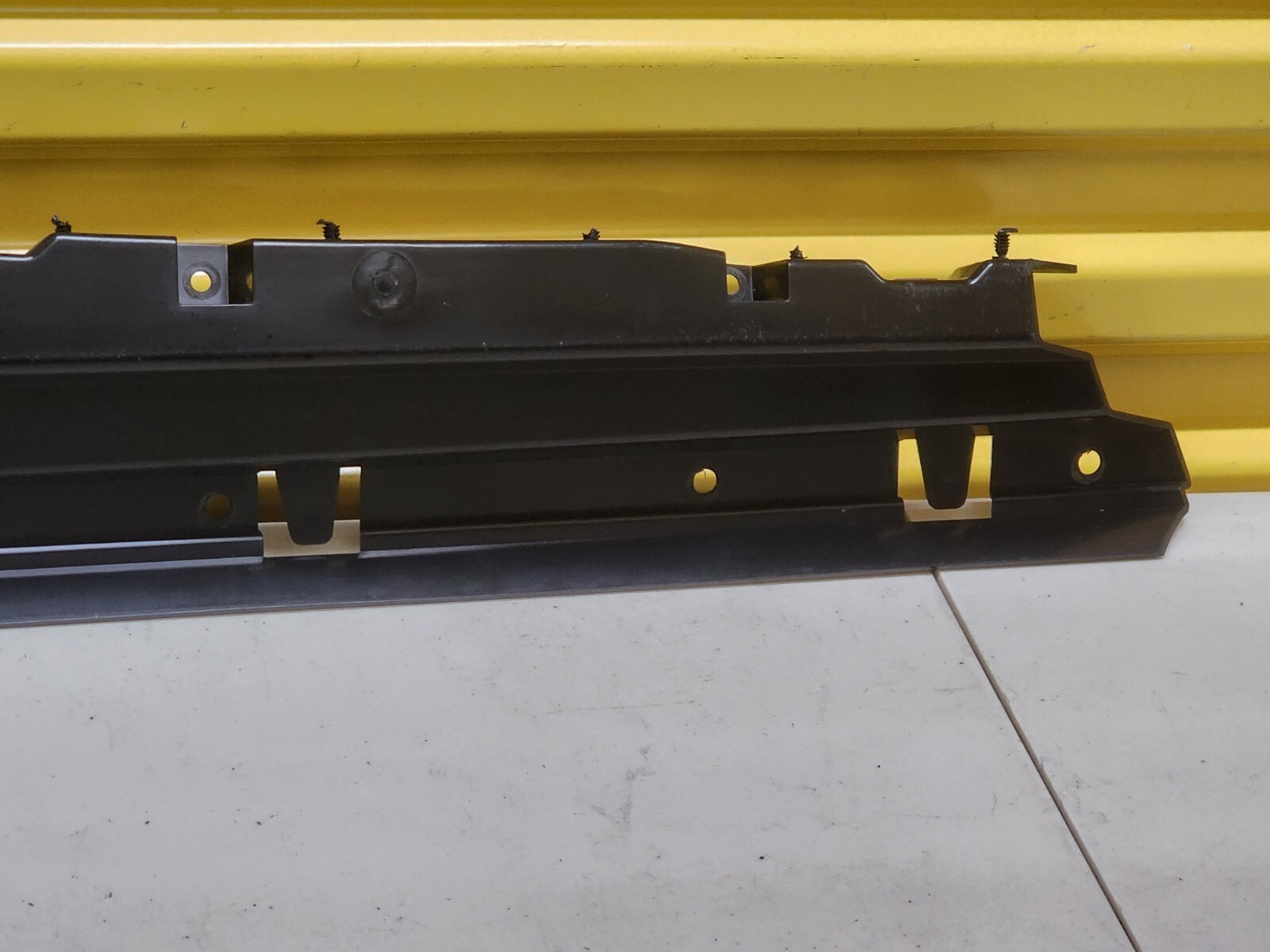 MCLAREN SKIRT DOOR RIGHT MOLDING BRACKET OEM 22AC951GP GENUINE ORIGINAL OEM