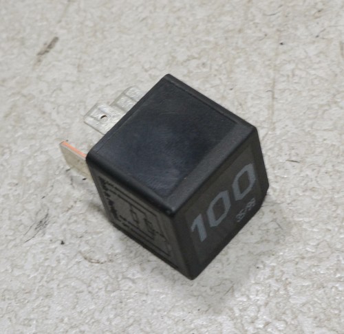 AUDI A3 8L Bj 1999 Relais 100 - 7M0951253A #B456