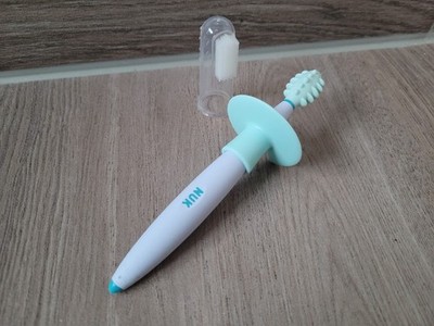 NUK Baby-Zahnbürste mit Schutzring   ideal zum Erlernen des Zähneputzens