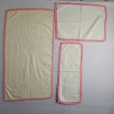 Vtg Handmade 3pc Vanity Set Cream Linen Pink Crochet Lace Trim Dresser Scarves